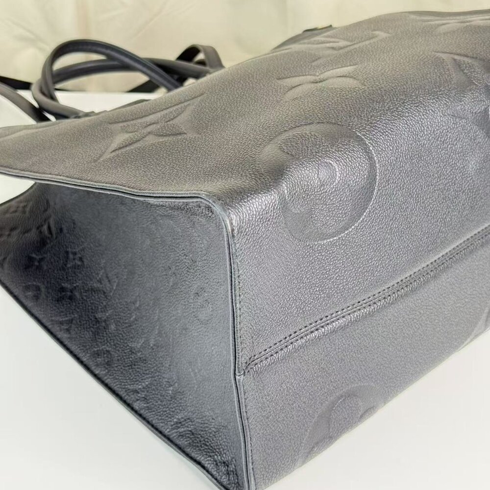 Louis Vuitton Black On The Go GM Shoulder Bag with Classic Monogram Pattern - Picture 6 of 8